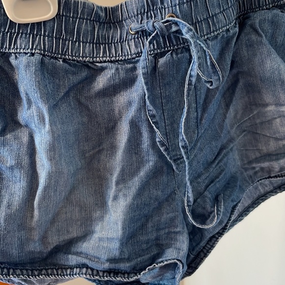 SO size medium shorts. Stretch waist so it’s nice and cozy. - Picture 2 of 3